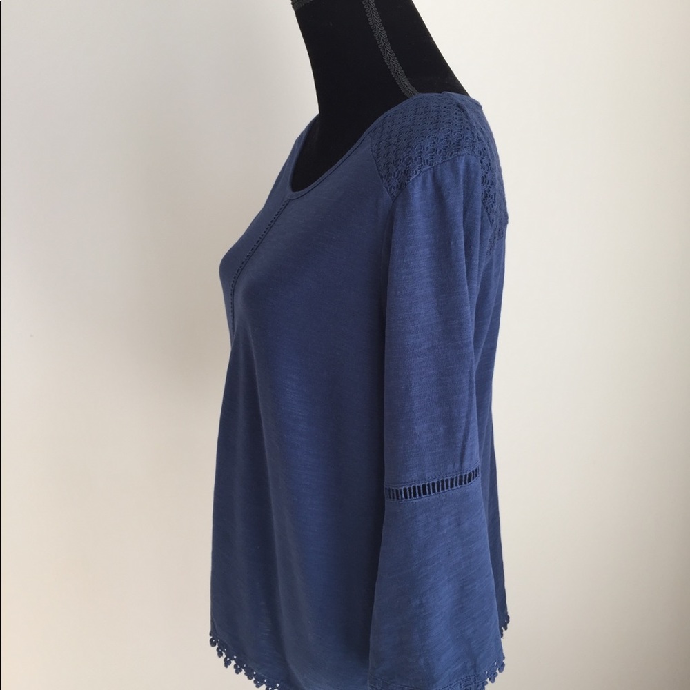 Long sleeve casual shirt.